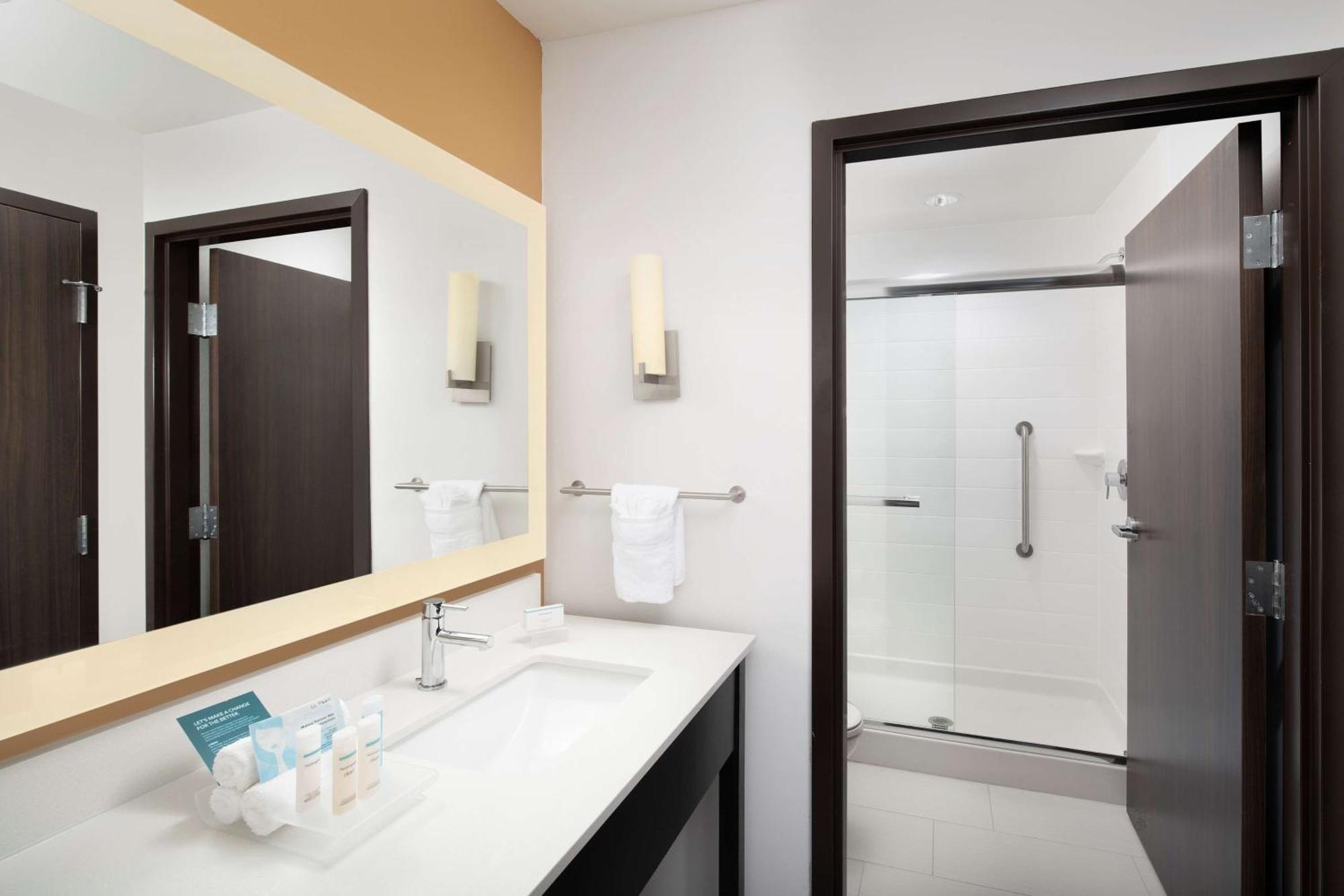 Homewood Suites By Hilton Kansas City Speedway Bagian luar foto