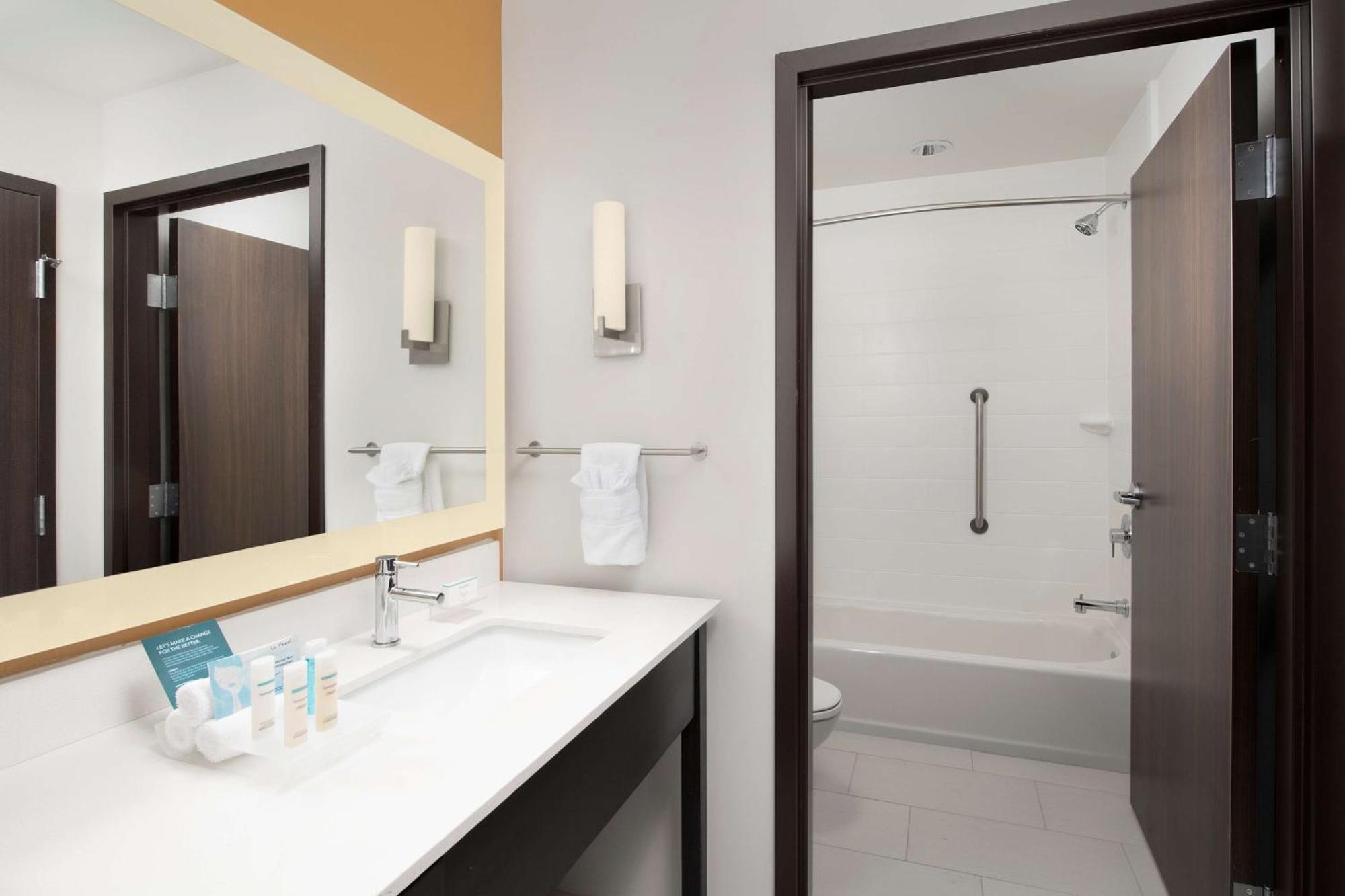 Homewood Suites By Hilton Kansas City Speedway Bagian luar foto
