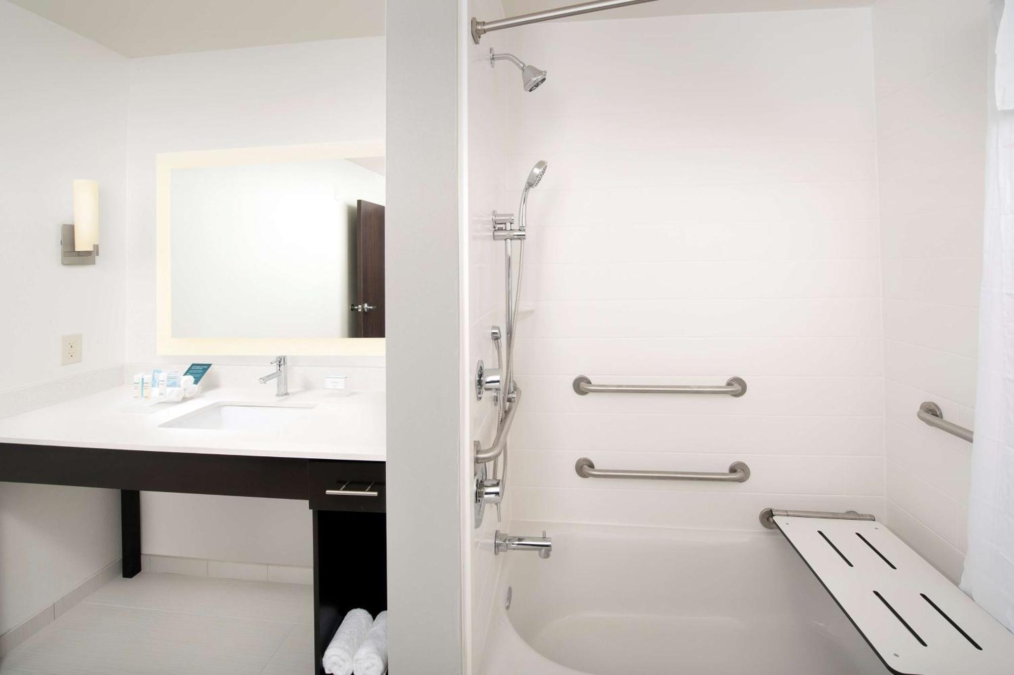 Homewood Suites By Hilton Kansas City Speedway Bagian luar foto